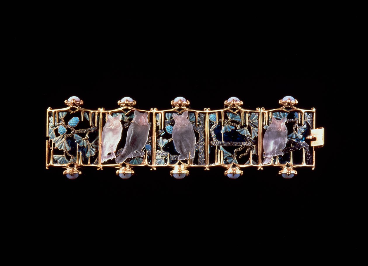Náramek se zlatými, skleněnými, smaltovanými a chalcedonovými sovami a listy od Rene Jules Lalique