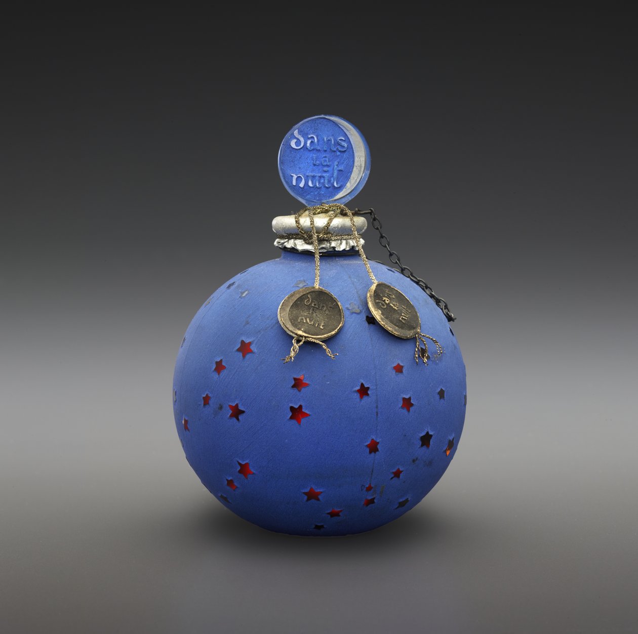 Dans la Nuit, láhev navržená v roce 1924, vyrobena kolem roku 1930 (sklo, smalt, papír, zlacené a kovové nitě) od Rene Jules Lalique