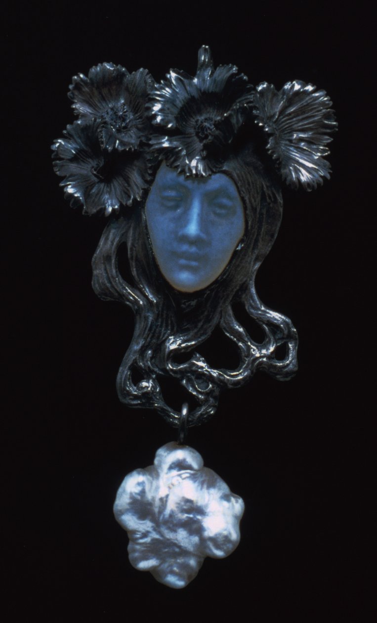 Přívěsek s ženskou tváří, c1898-1900 od Rene Jules Lalique