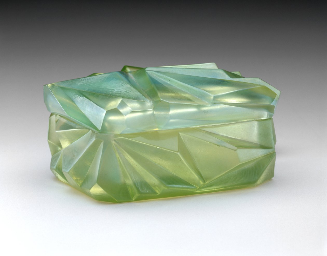 Cigaretová krabička "Ruba Rombic", c. 1929 (opalescenční sklo) od Reuben Haley