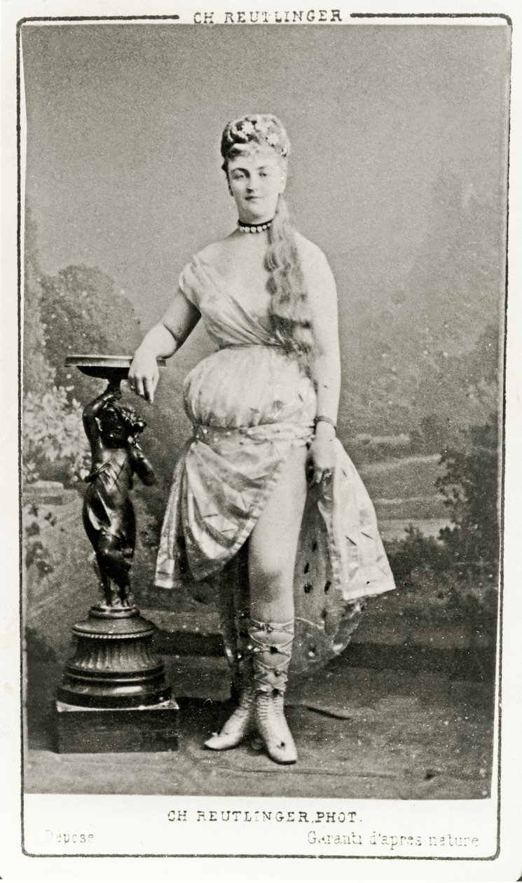 Méry Laurent na jevišti, asi 1888-89 od Reutlinger Studio