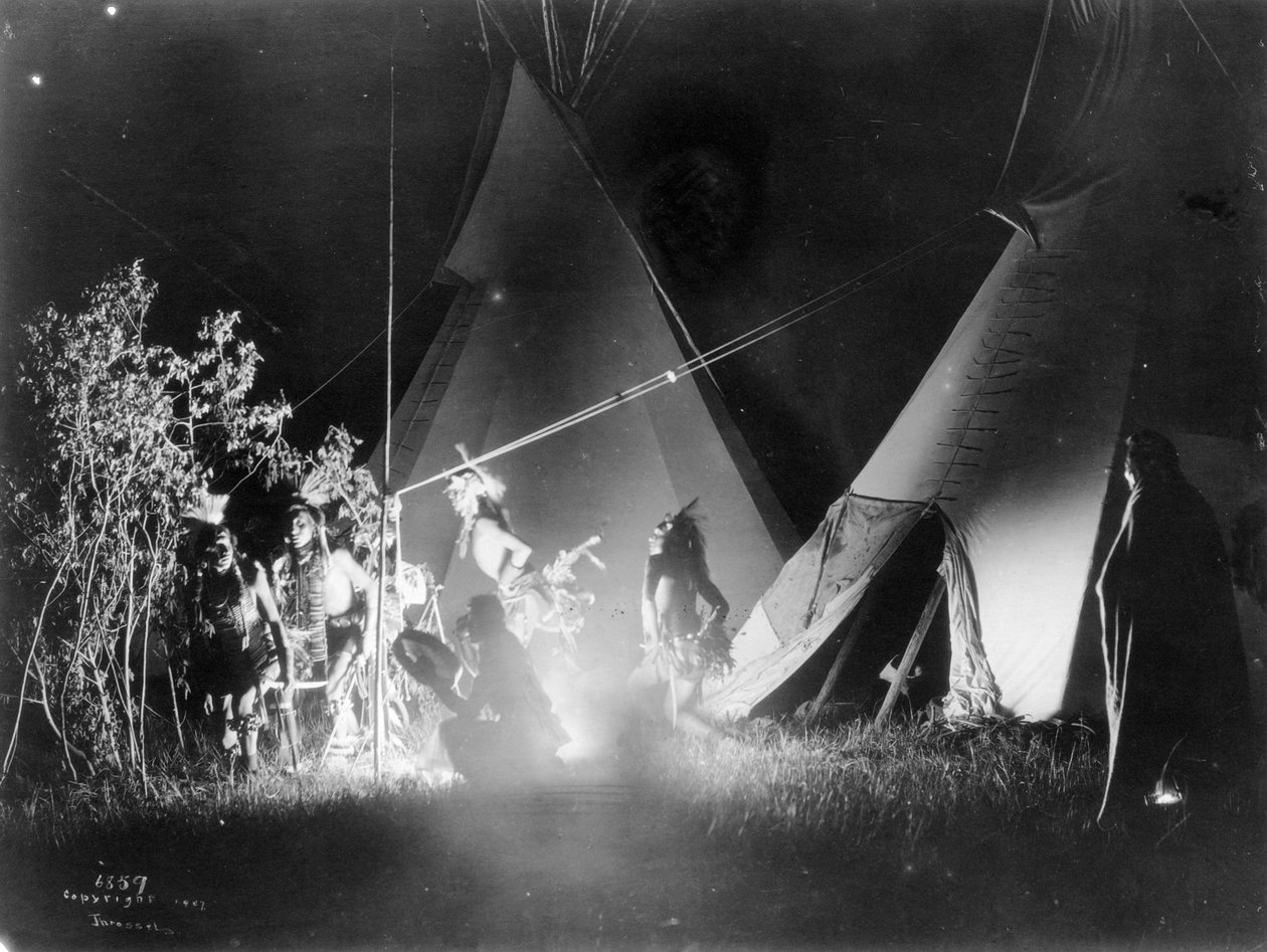 Tanec ve světle ohně, 1907 od Richard Throssel