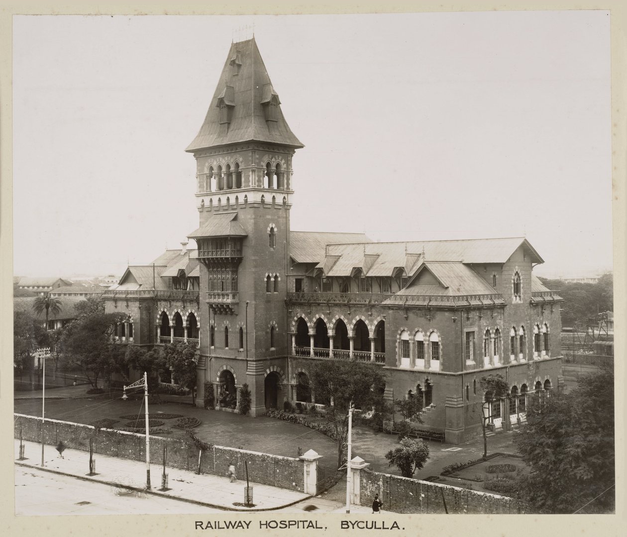 Nemocnice Železniční nemocnice Byculla, Indie, c 1930 od John Pardon