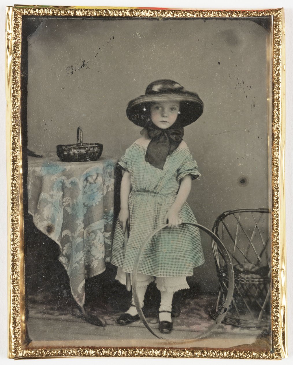 Portrét dívky držící obruč u stolu, c 1840-1890 od John Pardon