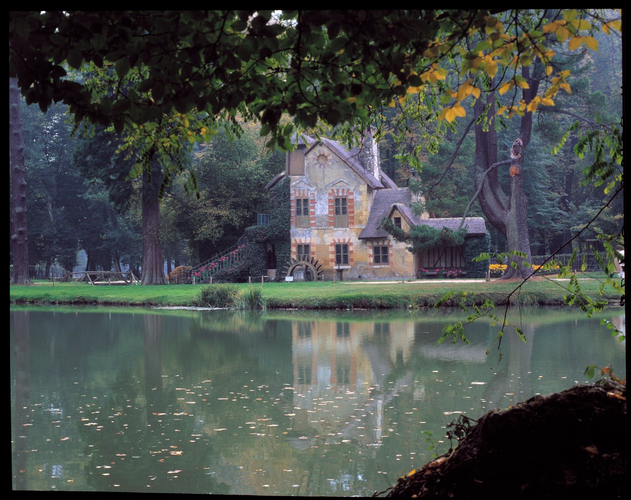 Hameau de la Reine - La Maison de la Reine v Hameau de la Reine Marie Antoinette, v parku zámku Versailles. od Richard Mique
