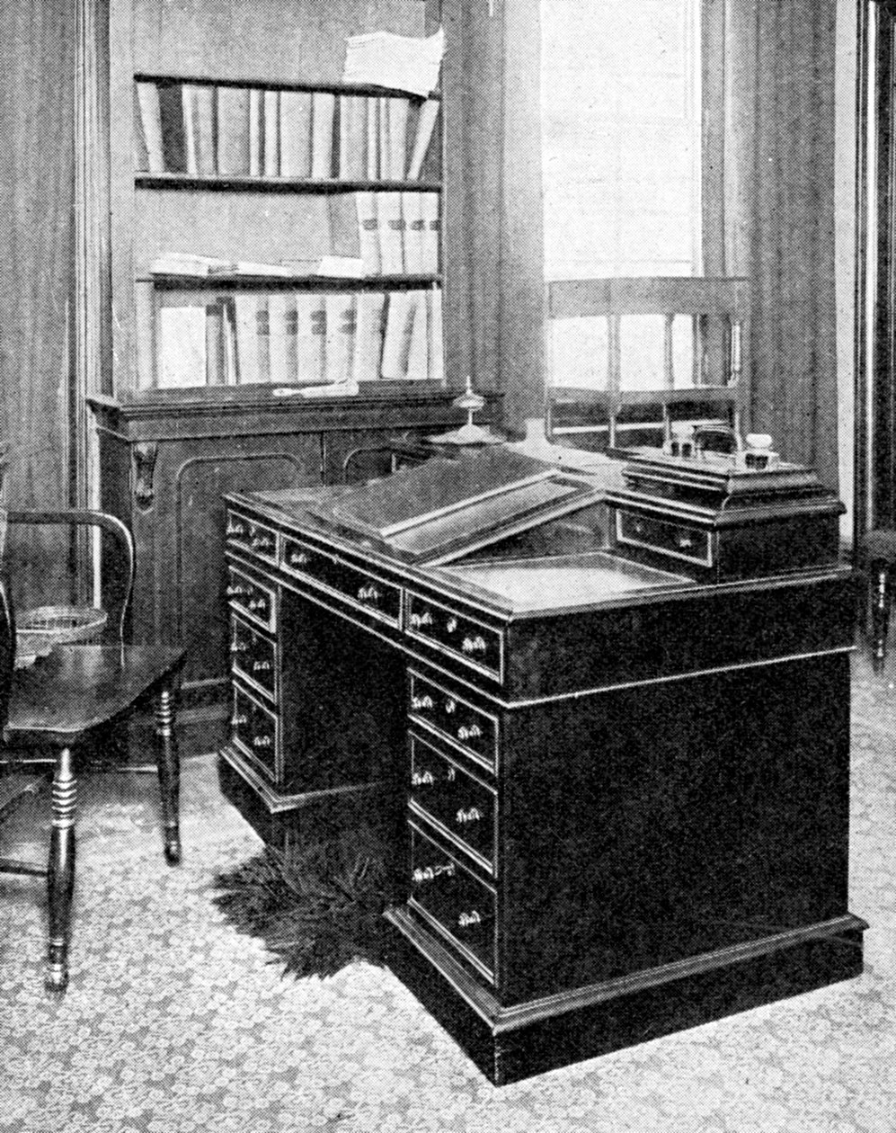Židle a stůl Charlese Dickense, použitá v Gadshill, 1923. od Rischgitz Collection