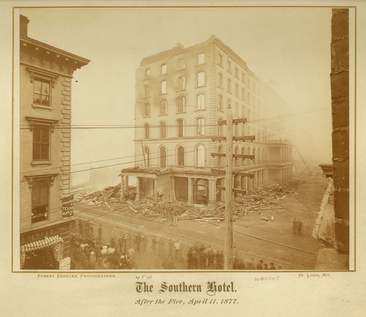 Pohled na jižní hotel na ulici Fourth a Walnut po požáru 11. dubna 1877 od Robert Benecke