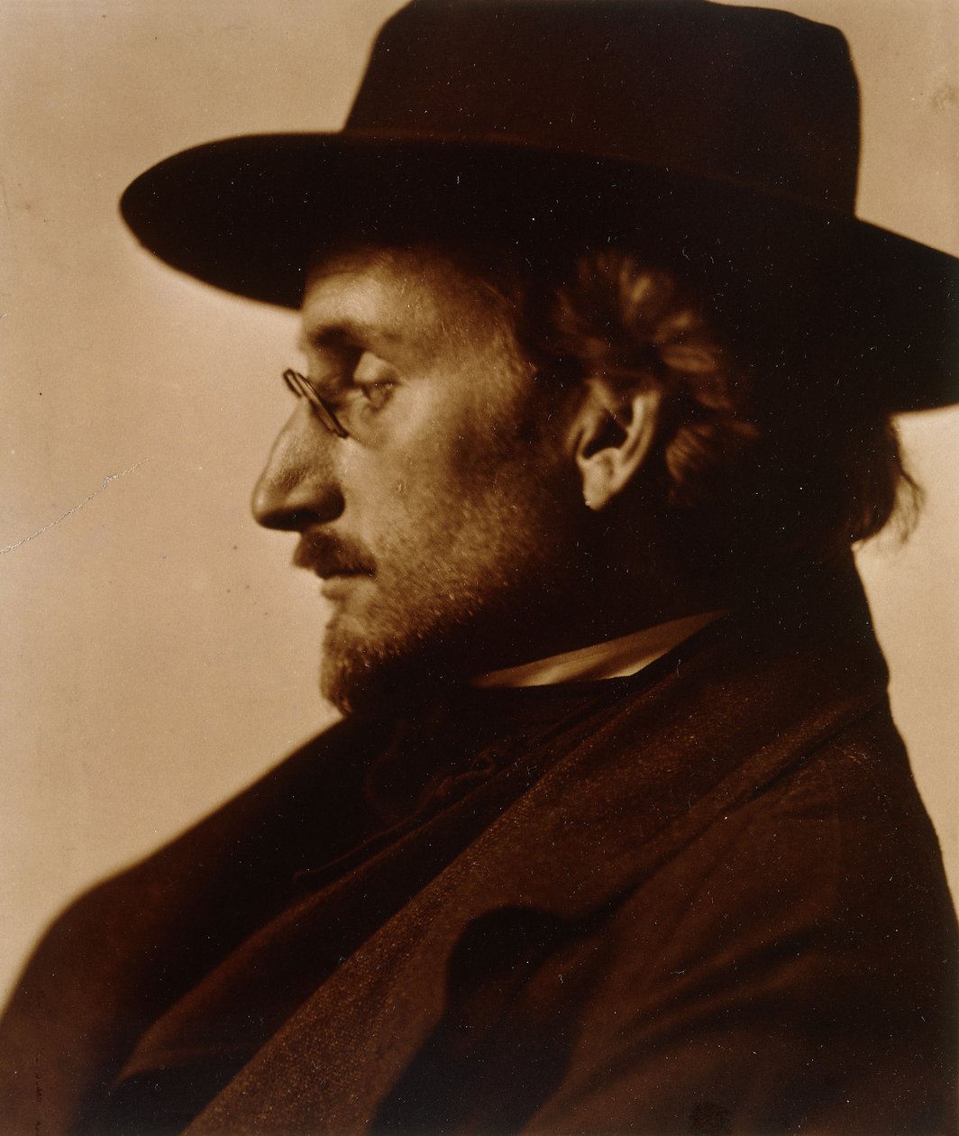 Portrét Fredericka Hollanda Day in Profile, cca 1900-1910 (tónovaný želatinový stříbrný tisk) od Robert Demachy