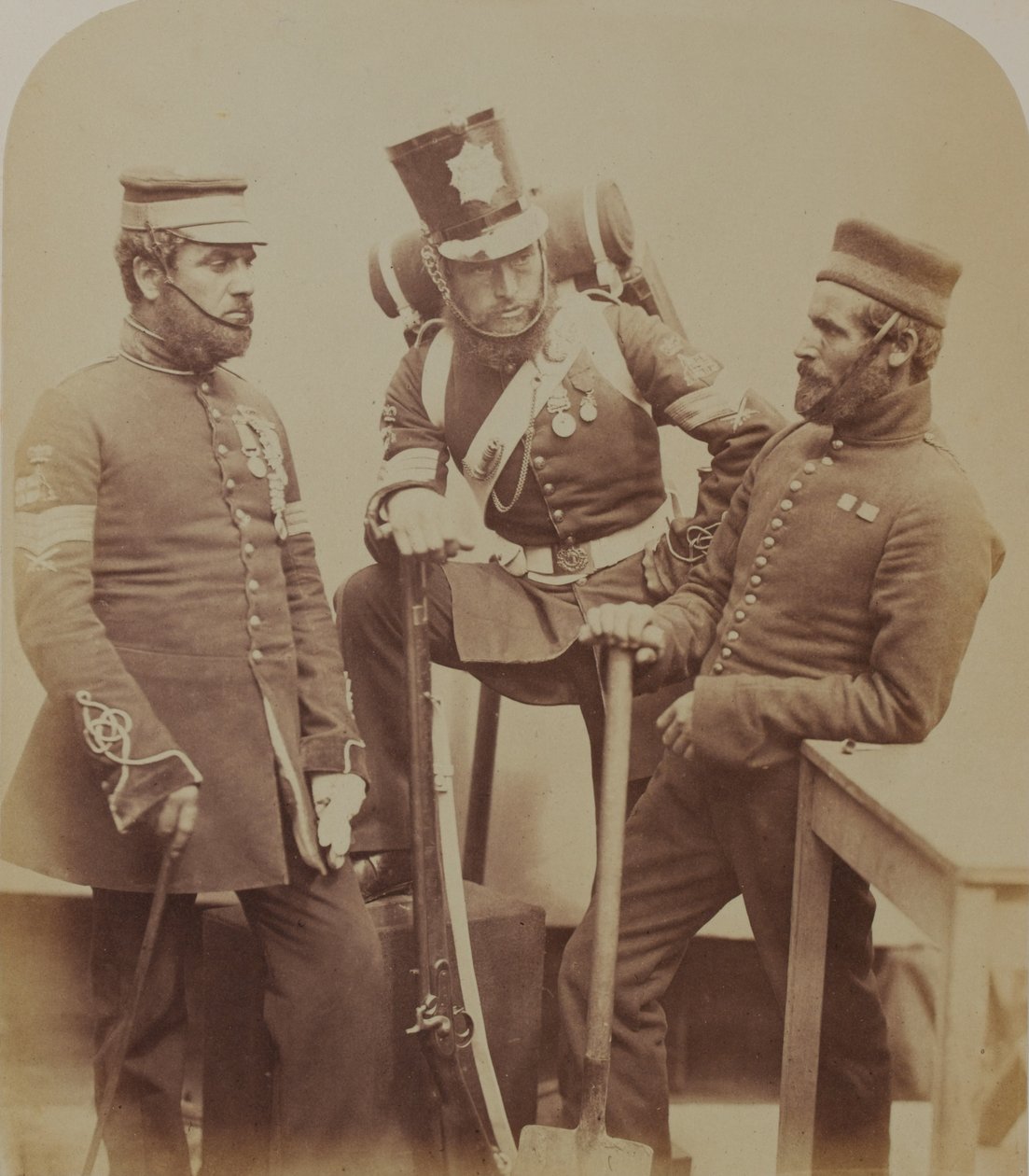 Barevní seržanti J. Stanton, Kester Knight a W. Bruce, Royal Sappers and Miners, 1856 (sépiová fotografie) od Robert Howlett
