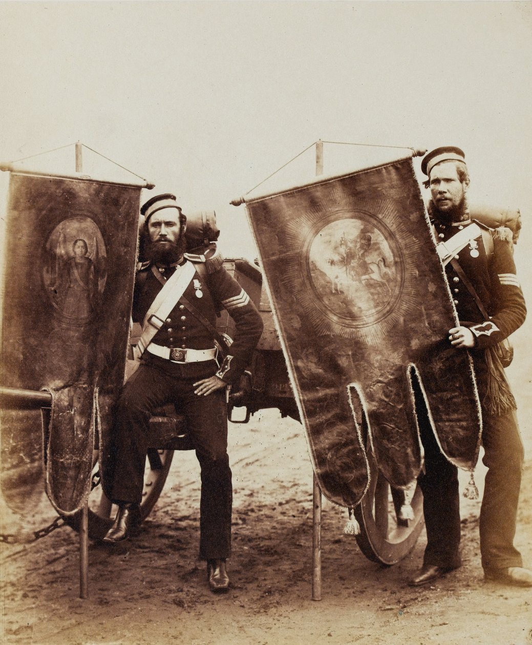 Rotný seržant Christy a seržant McGifford, Royal Artillery, 1856 (sépiová fotografie) od Robert Howlett