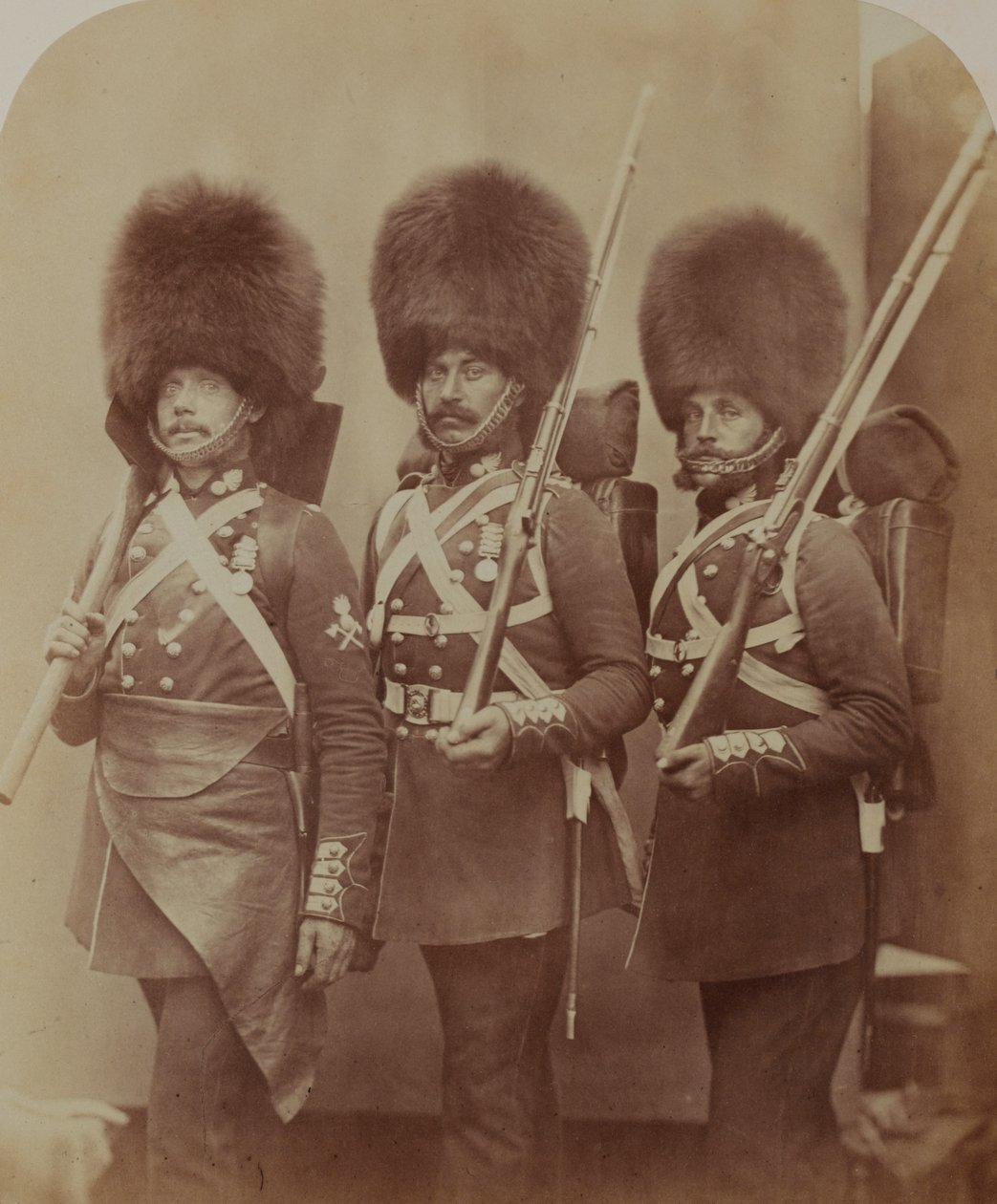 Pioneer Manners and Guardsmen Webster a Lemmen, Grenadier Guards od Robert Howlett