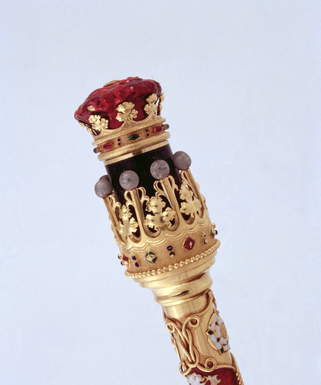 Obušek hraběte maršála předaný patnáctému vévodovi z Norfolku při jeho prvním sňatku College of Arms, 1877 (zlato) (viz také 279117) (detail) od Robert, II Garrard