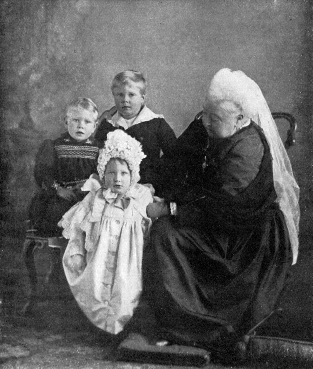 Královna Viktorie s dětmi vévody a vévodkyně z Yorku, 1901. od Robert Milne