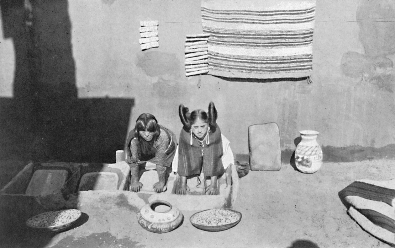 Indické ženy Hopi melou kukuřičnou mouku, Walpi, Arizona, 1912 od Robert Wilson Shufeldt