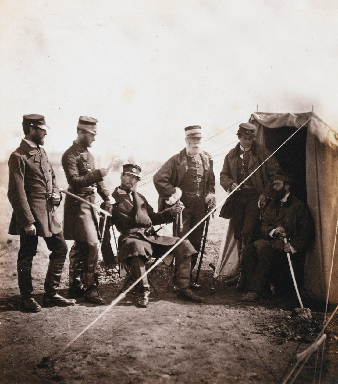 Brigádní generál Philip Macpherson a důstojníci 4. divize, z alba 52 fotografií spojených s krymskou válkou, 1855 od Roger Fenton