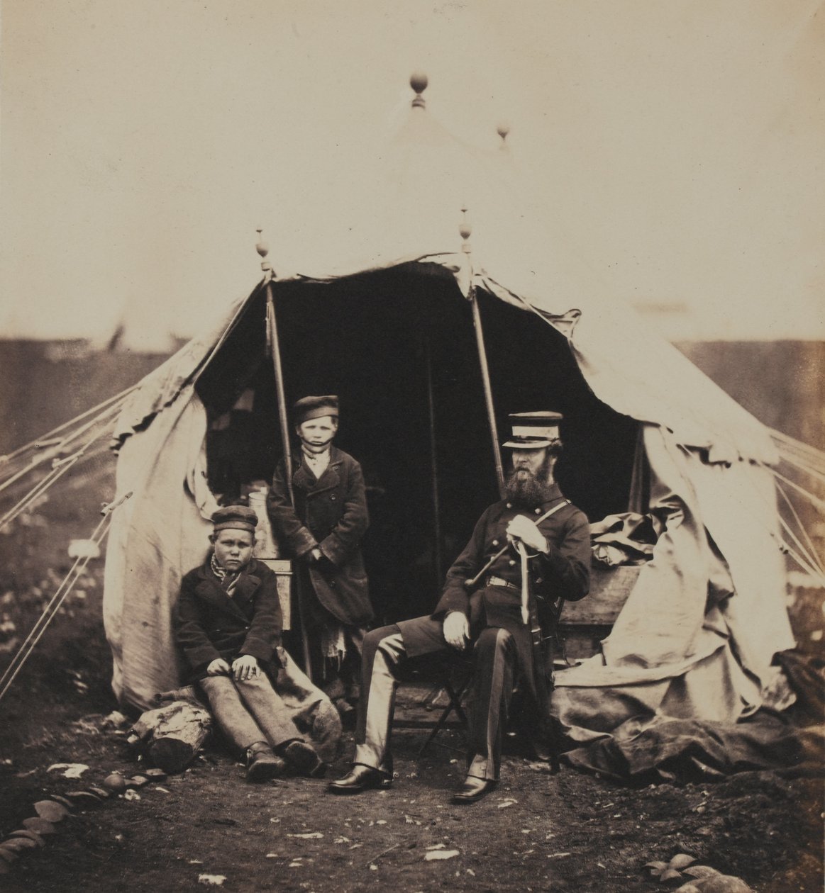 Podplukovník Studholme Brownrigg, CB and the Russian Boys, z alba 52 fotografií spojených s krymskou válkou, 1855 od Roger Fenton