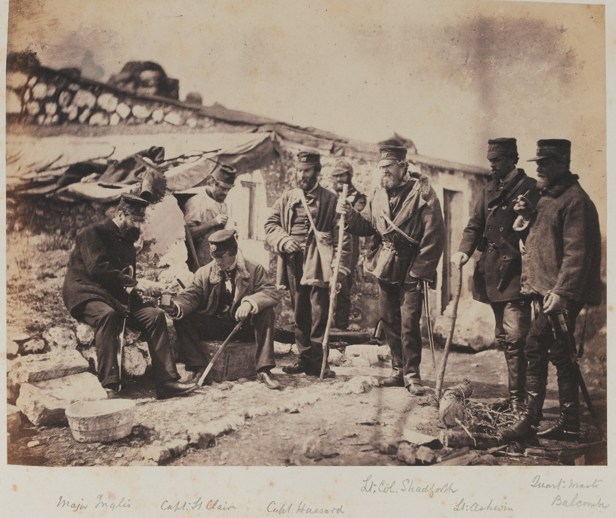Podplukovník Thomas Shadforth a důstojníci 57. pěšího pluku (West Middlesex) z alba 52 fotografií spojených s krymskou válkou, 1855 od Roger Fenton