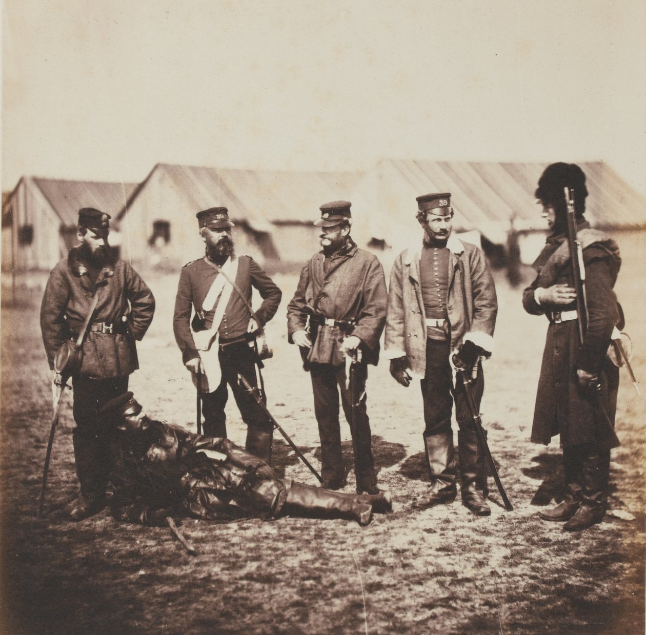 Generálporučík William Munro a důstojníci 39. pěšího pluku (Dorsetshire) z alba 52 fotografií spojených s krymskou válkou, 1855 od Roger Fenton