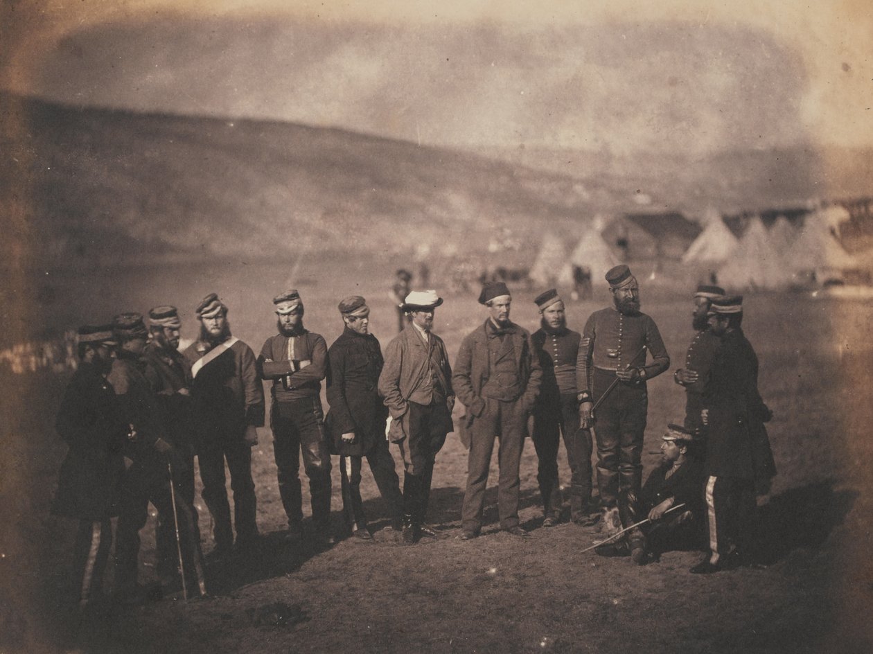 Major Adolphus William Desart Burton a důstojníci 5. pluku dragounských gard na Krymu (vlastní princezna Charlotte) z alba 52 fotografií spojených s krymskou válkou, 1. od Roger Fenton