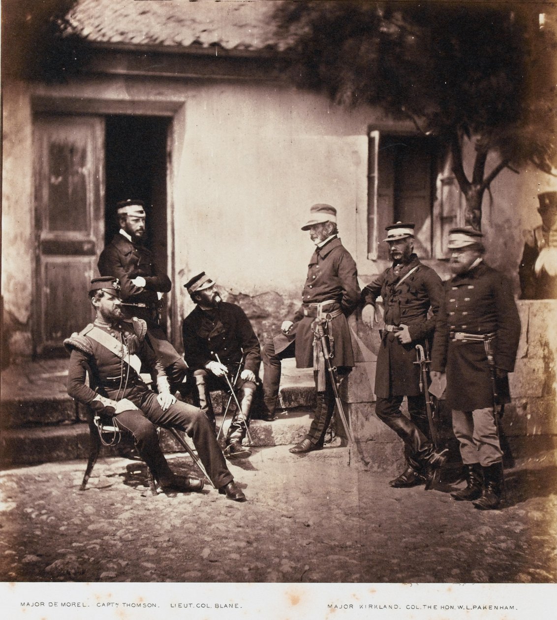 Generálmajor James Bucknall Bucknall Estcourt a štáb, z alba 52 fotografií spojených s krymskou válkou, 1855 od Roger Fenton