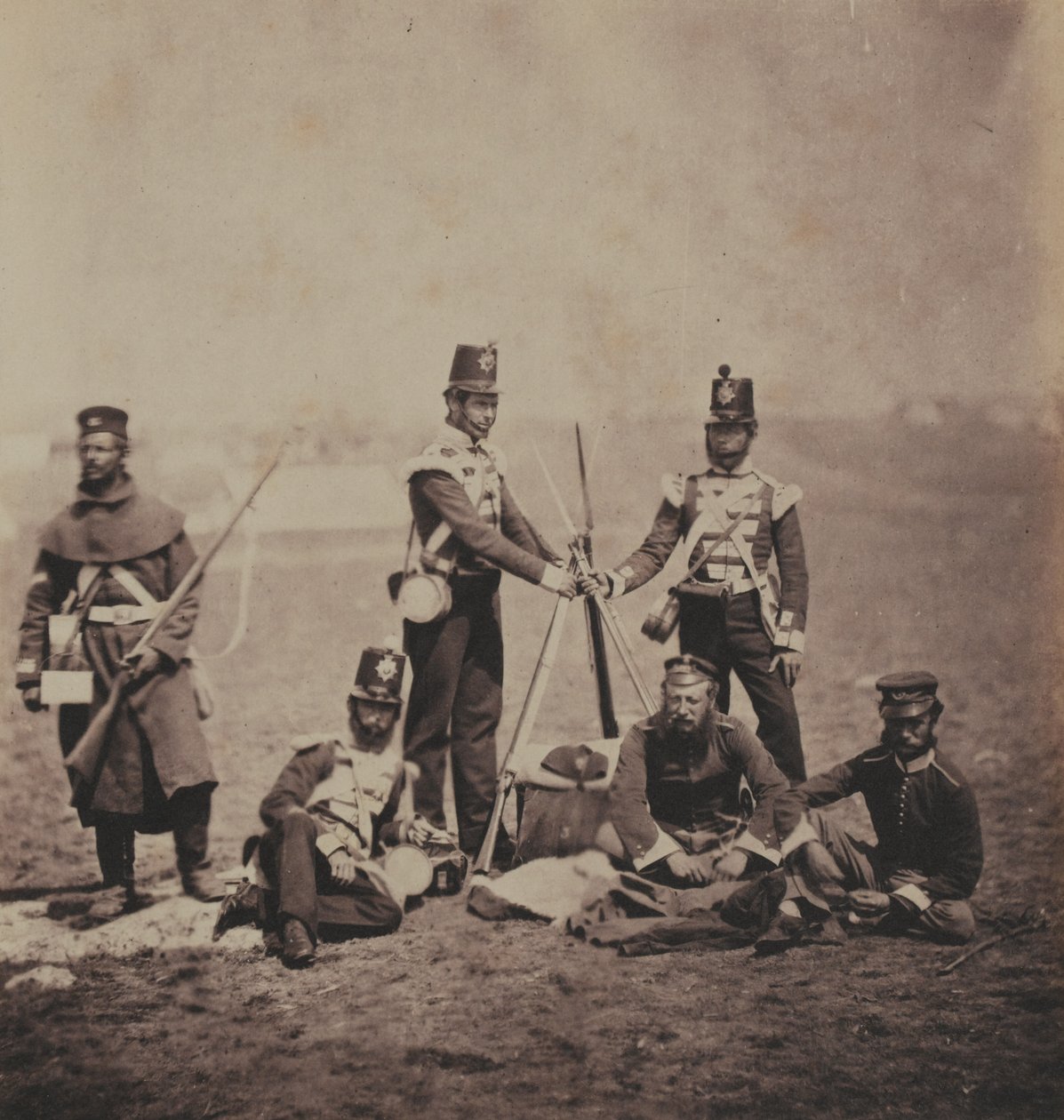 Důstojníci a muži 3. (East Kent) Regiment of Foot (The Buffs) z alba 52 fotografií spojených s krymskou válkou, 1855 od Roger Fenton