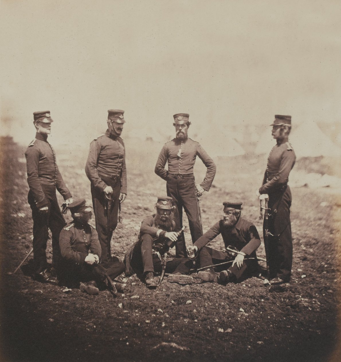 Důstojníci 68. (Durhamského) pěšího pluku (lehké pěchoty) z alba 52 fotografií z krymské války, 1855 od Roger Fenton