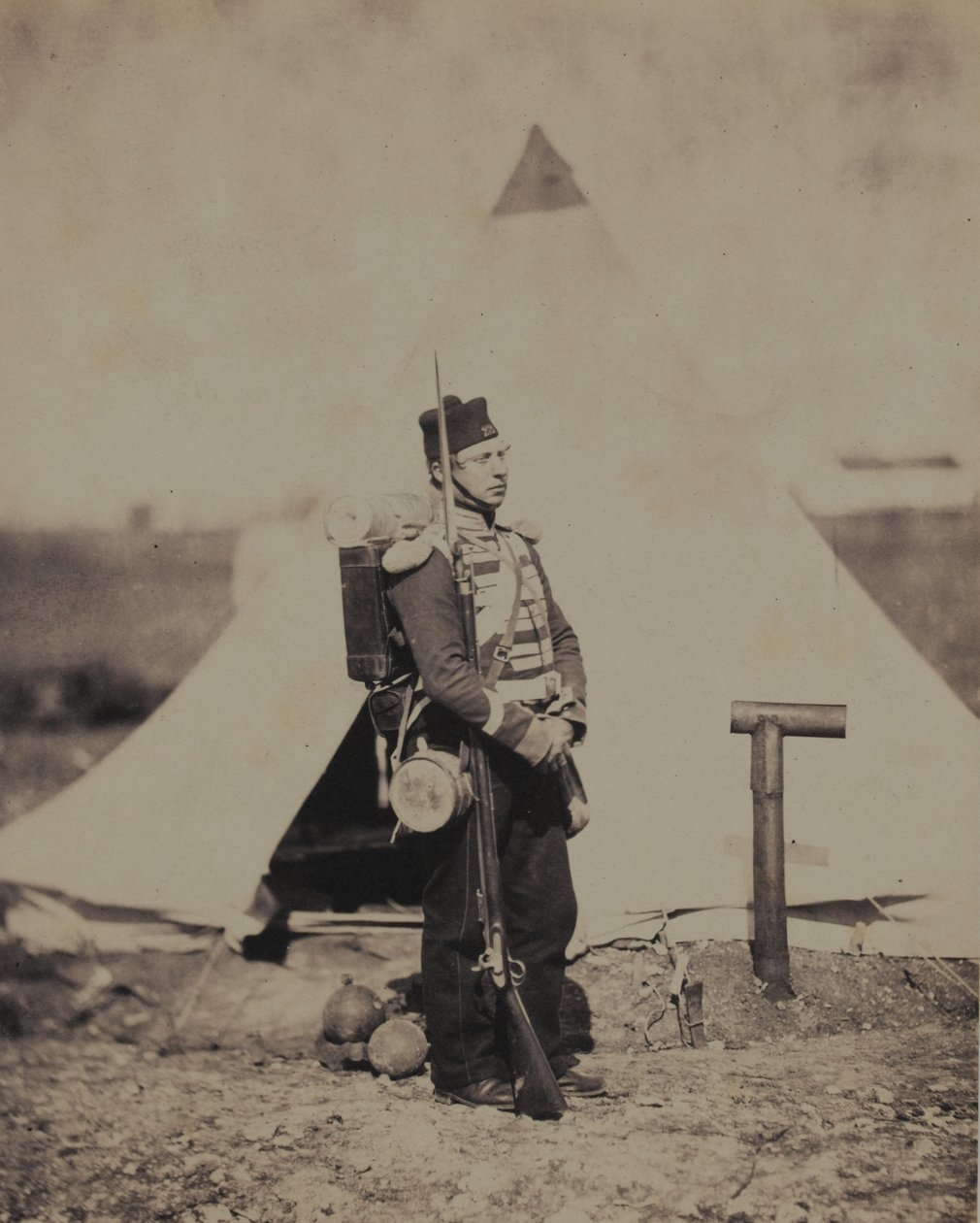 Vojín 28. pěšího pluku (North Gloucestershire) v plném pochodovém řádu, z alba 52 fotografií spojených s krymskou válkou od Roger Fenton