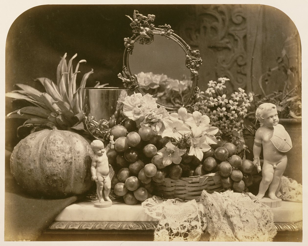 Ovocné zátiší se zrcadlem a figurkami, 1860 (sépiová fotografie) od Roger Fenton