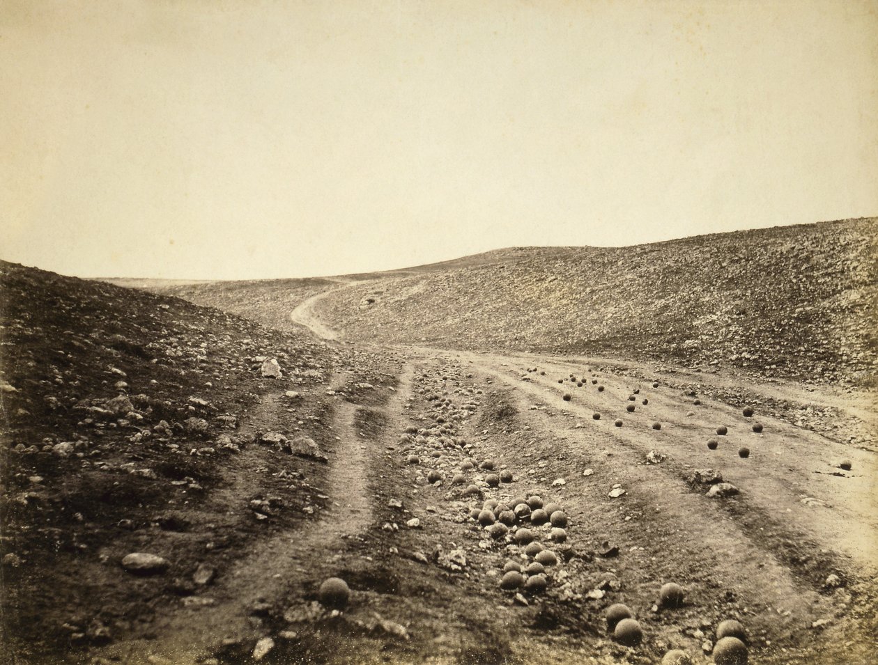 Údolí smrti, po obvinění z lehké brigády, 1855 (sépiová fotografie) od Roger Fenton