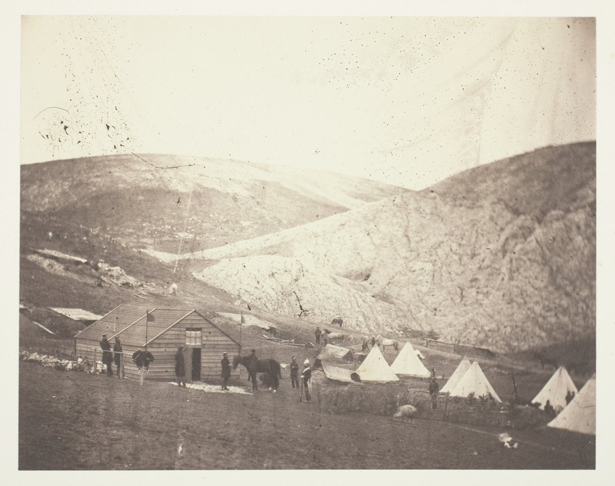 Tábor 4. dragounské gardy poblíž Karyni od Roger Fenton