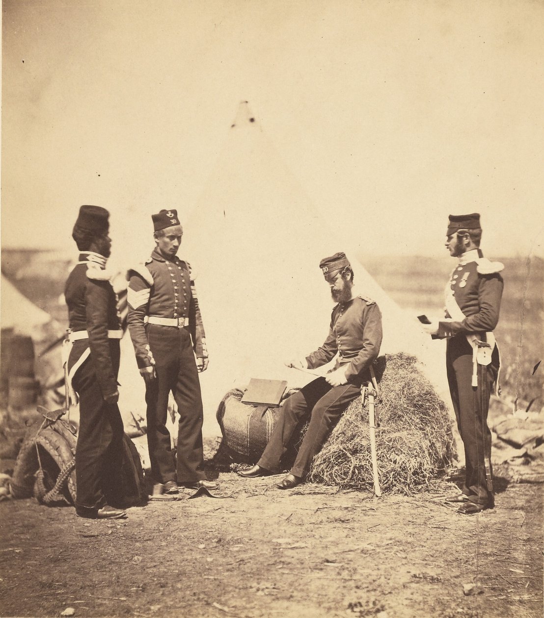 Kapitán Walker z 30. pluku čte všeobecné rozkazy. od Roger Fenton