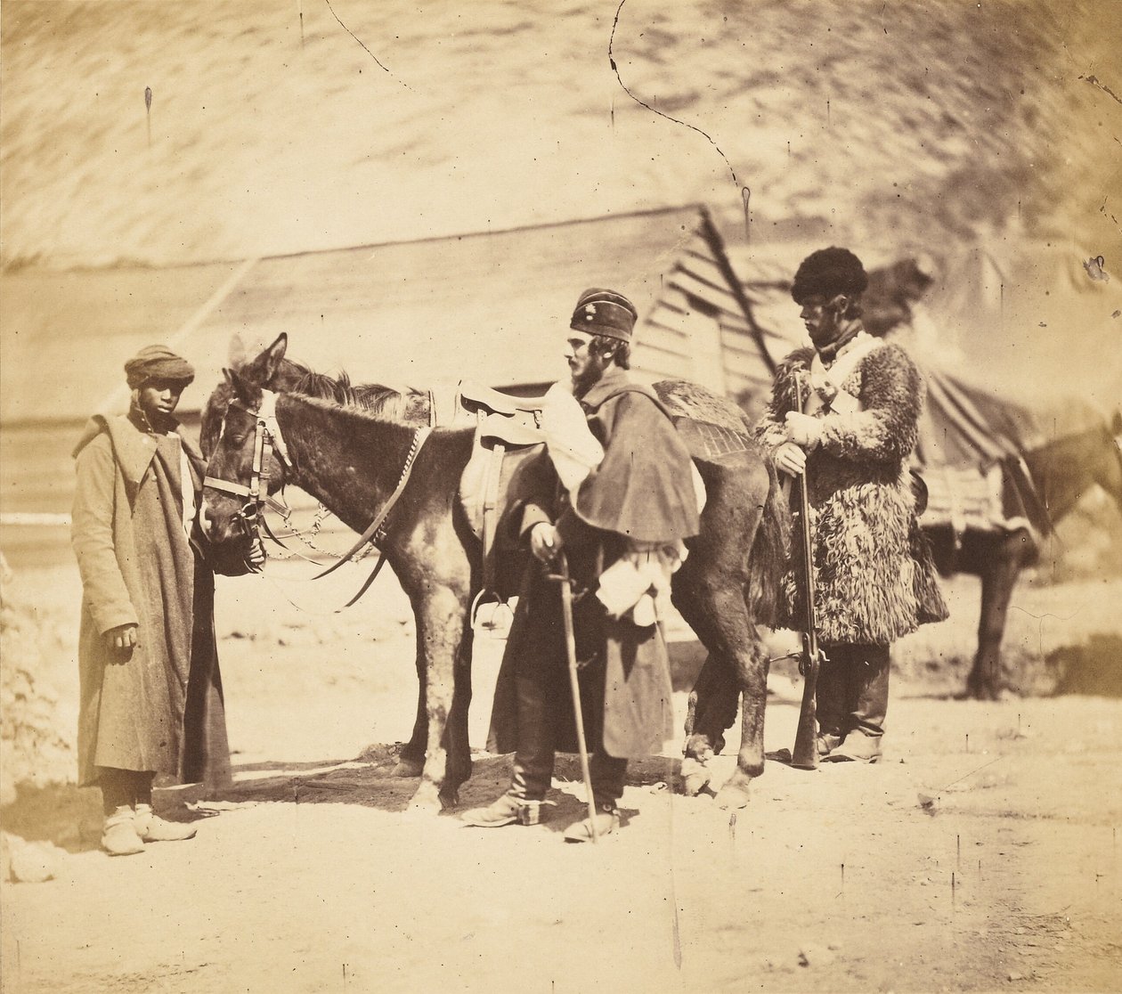Kapitán Burnaby, gardoví granátníci a núbijský sluha od Roger Fenton