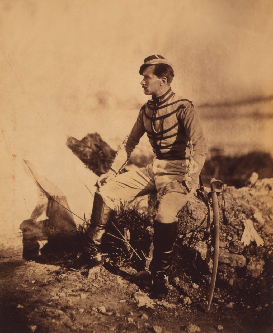 Kapitán Thomas, pobočník generála Pierra Bosqueta, Sedící celovečerní portrét v uniformě s mečem, Krymská válka, Krym, Ukrajina od Roger Fenton