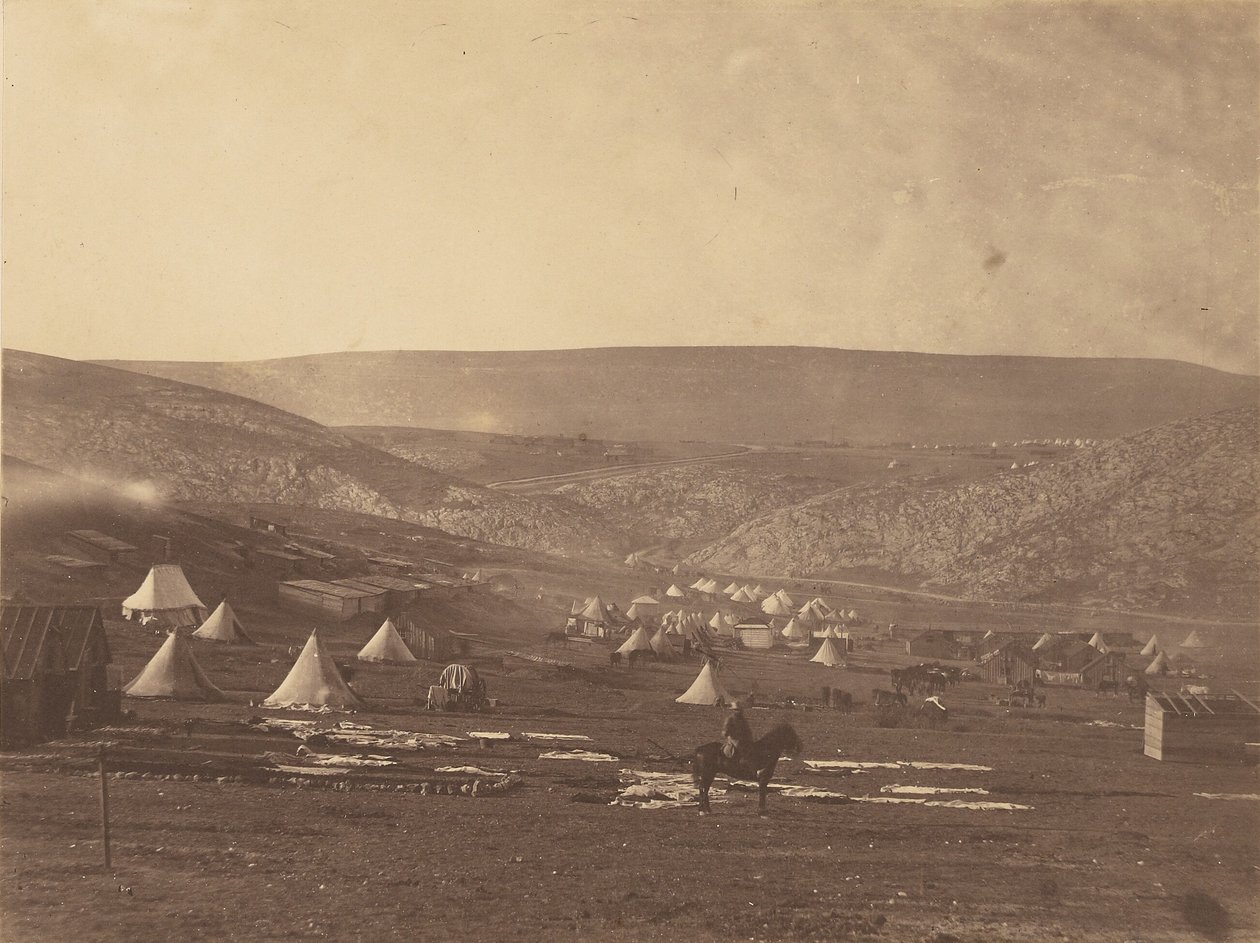 Jezdecký tábor v Balaklavě, pohled k náhorní plošině Sevastopolu od Roger Fenton