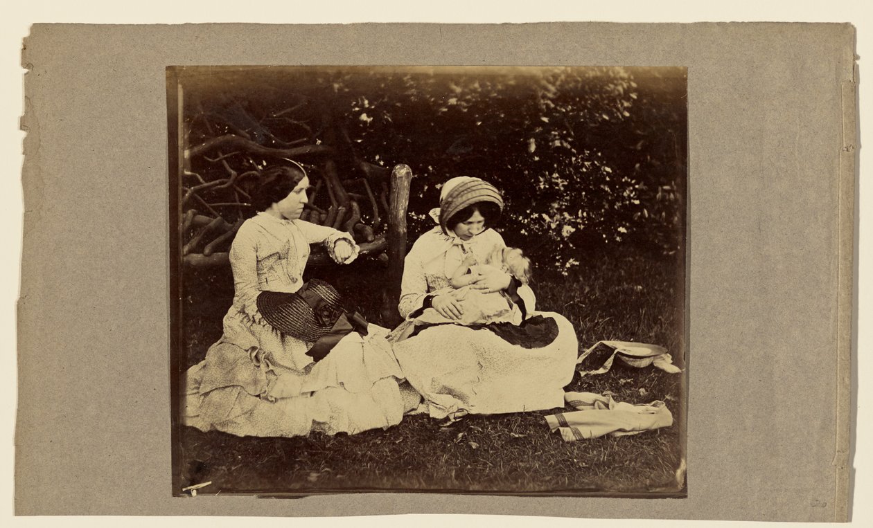 [Spící dítě se dvěma ženami sedícími na trávě] od Roger Fenton