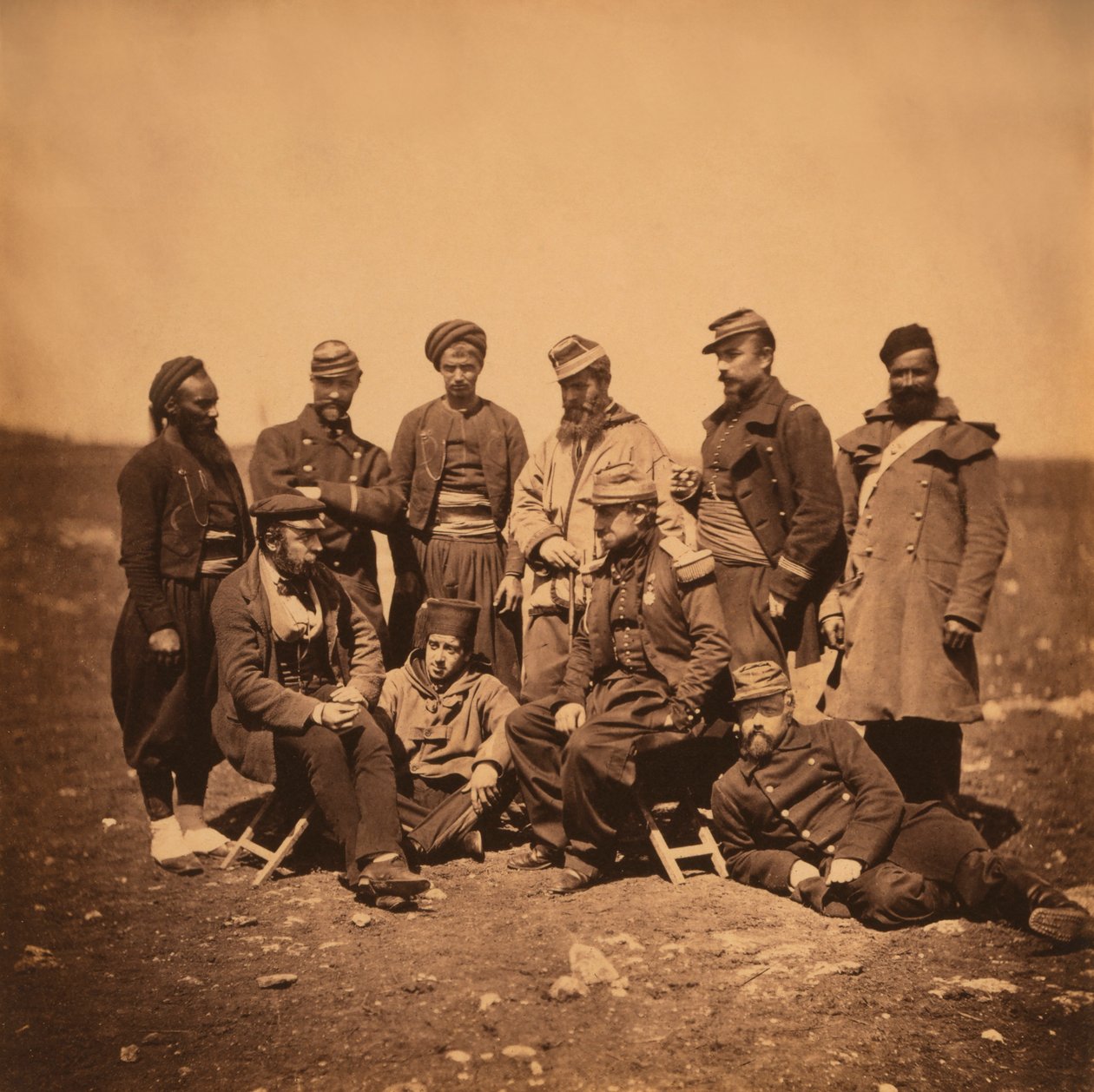 Francouzský generál Cisse a skupina důstojníků a vojáků, Portrét v různých stylech uniforem; Zouave stojí vlevo, Krymská válka, Krym, Ukrajina od Roger Fenton