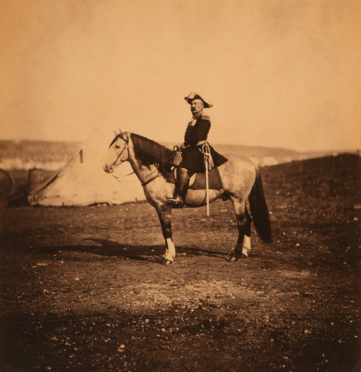Francouzský generál Pierre Bosquet, Portrét sedící na koni, Krymská válka, Krym, Ukrajina od Roger Fenton