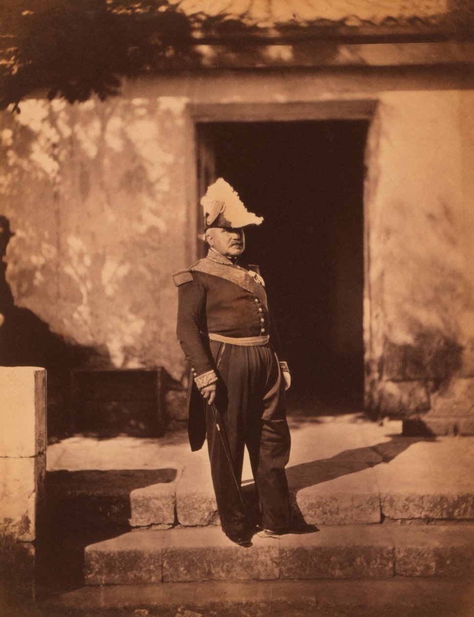 Francouzský Marechal Pelissier, celovečerní portrét v uniformě a klobouku, stojící před budovou, Krymská válka, Krym, Ukrajina od Roger Fenton
