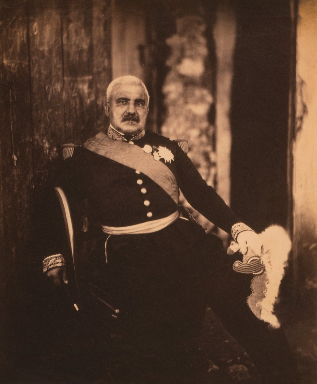 Francouzský maršál Aimable-Jean-Jacques Pelissier, Sedící portrét v uniformě, Krymská válka, Krym, Ukrajina od Roger Fenton