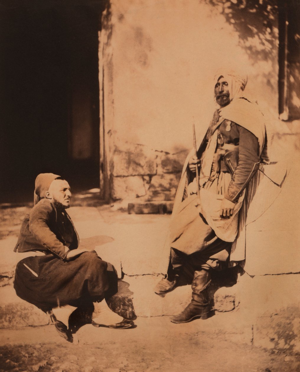 Celovečerní portrét sedícího Zouave a stojícího spahského důstojníka, Portrét, Krymská válka, Krym, Ukrajina od Roger Fenton
