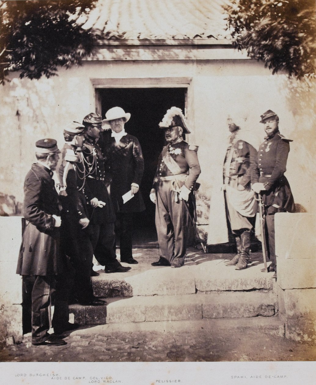 Group at Headquarters, z alba 52 fotografií spojených s krymskou válkou, 1855 od Roger Fenton