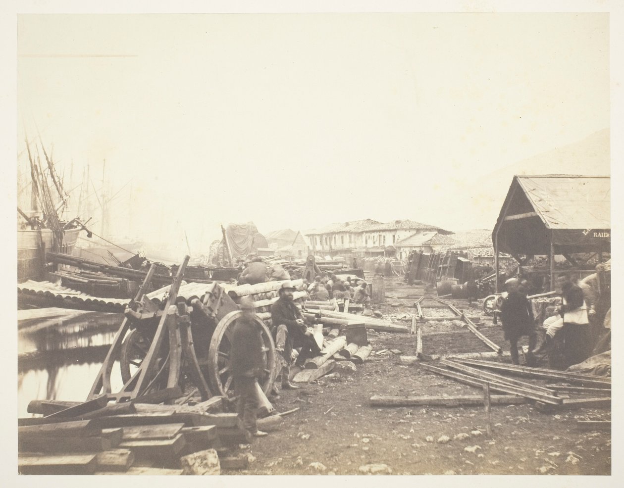 Místo přistání, železniční sklady, Balaklava od Roger Fenton