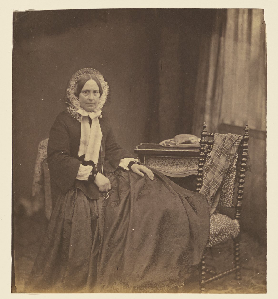 [Portrét sedící ženy v čepci] od Roger Fenton