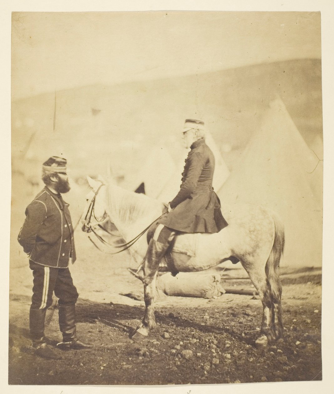 Sir Jas. York Scarlett (1799-1880), generál, velitel těžké brigády u Balaklavy (vlevo); Edward Wm. Lowe (1820-1880), generál (vpravo); pořízeno na Krymu od Roger Fenton