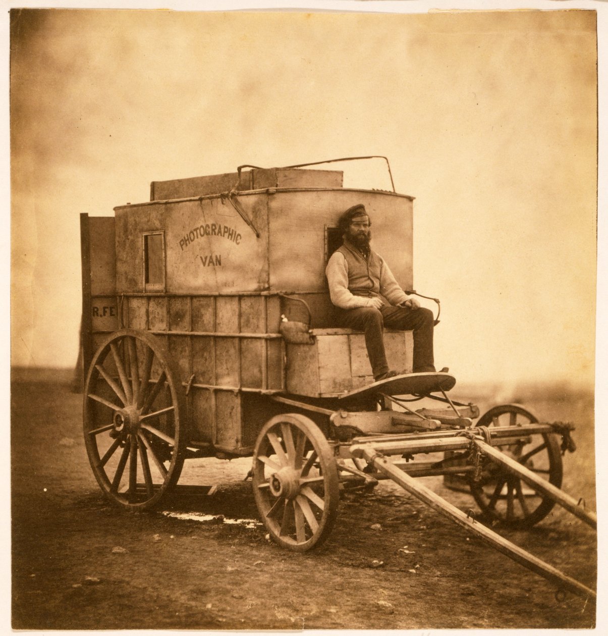 The Photographers Van s Marcusem Sparlingem na Krymu, 1855 (solný tisk) od Roger Fenton