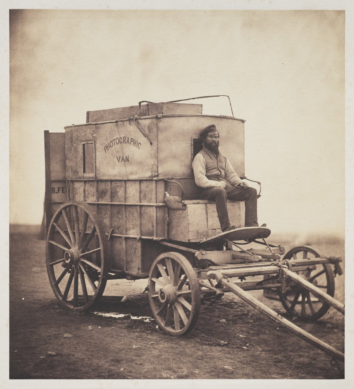 Fotografova dodávka s Marcusem Sparlingem na Krymu, 1855 od Roger Fenton