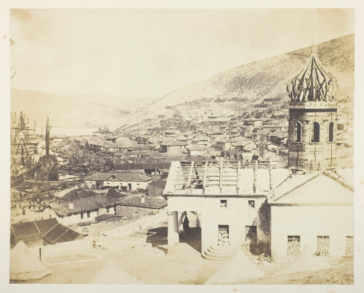 Ruský kostel a město Balaklava od Roger Fenton
