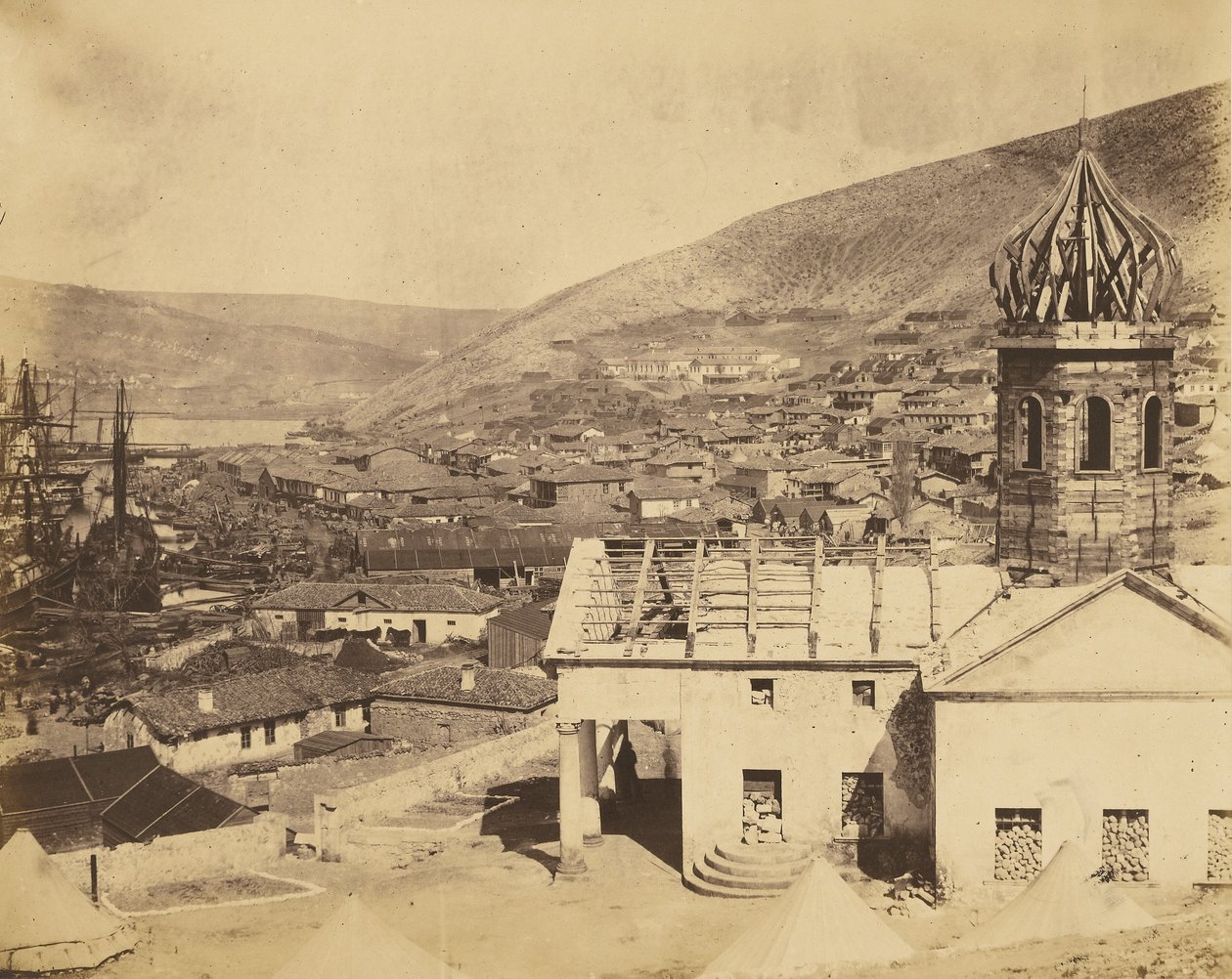 Ruský kostel a město Balaklava od Roger Fenton