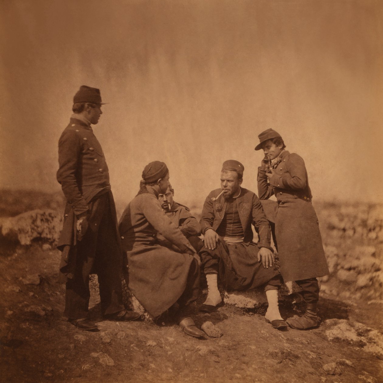 Dva francouzští vojáci stojící vedle tří vojáků Zouave sedí a kouří, Krymská válka, Krym, Ukrajina od Roger Fenton