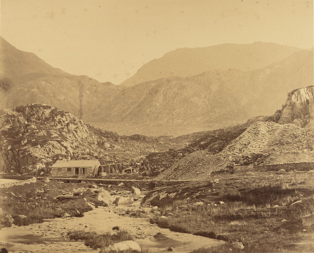 [Pohled na hory na úpatí jezera Ogwen] od Roger Fenton